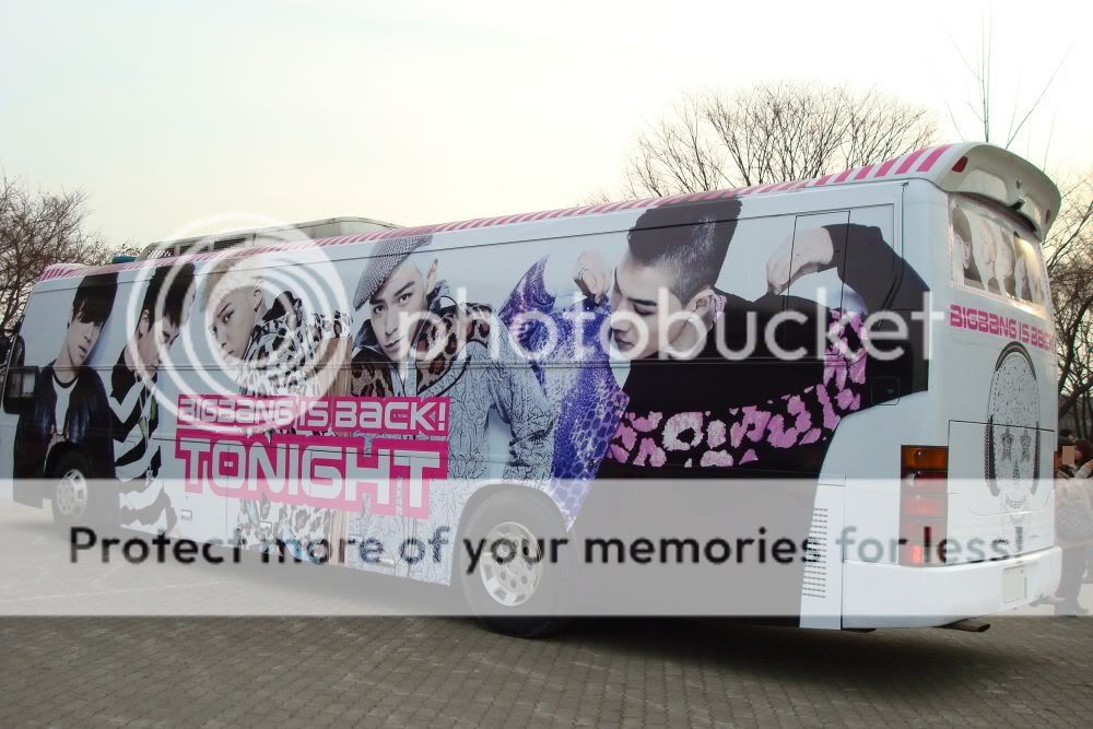 [+Pics] Big Bang estanteria, goods display, bus @ Big Show 2011  1298798114_46