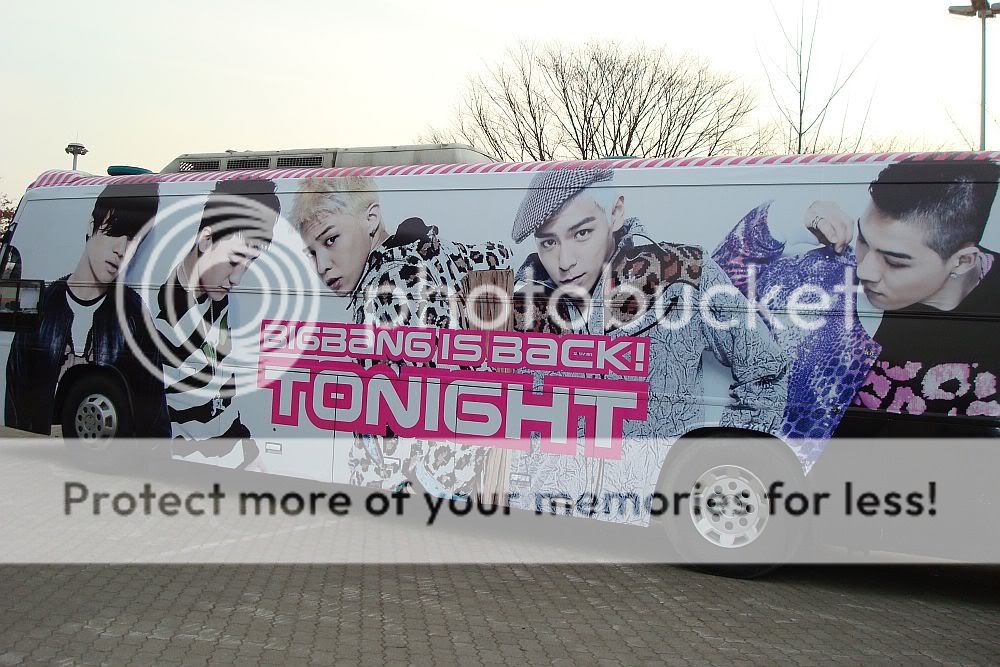 [+Pics] Big Bang estanteria, goods display, bus @ Big Show 2011  1298798114_47