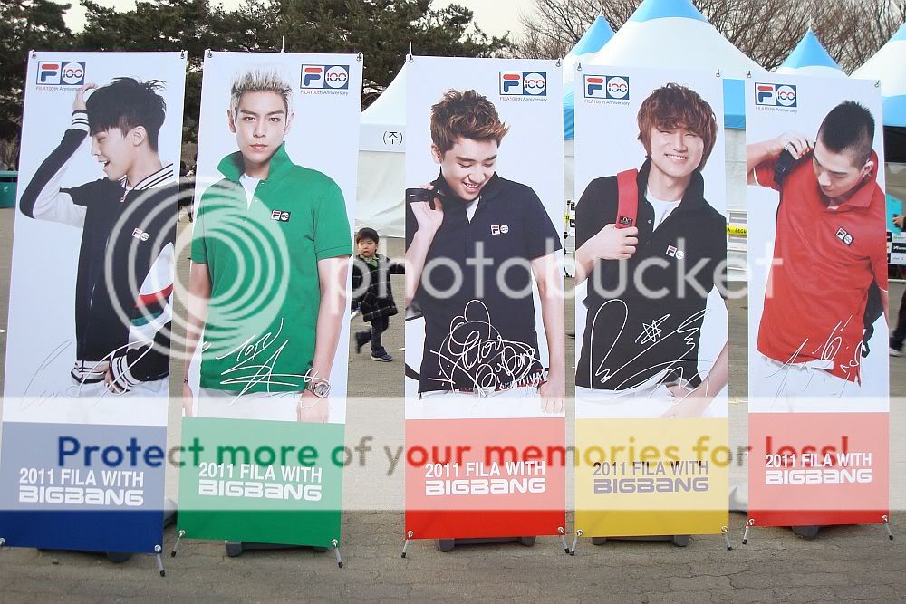 [+Pics] Big Bang estanteria, goods display, bus @ Big Show 2011  1298799046_40