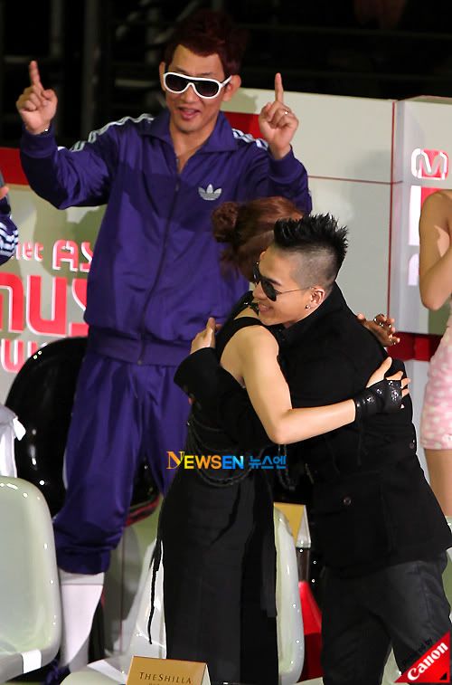 taeyang - [+Pics] GD, Taeyang y TOP en los Mama 2010 4j5cgp