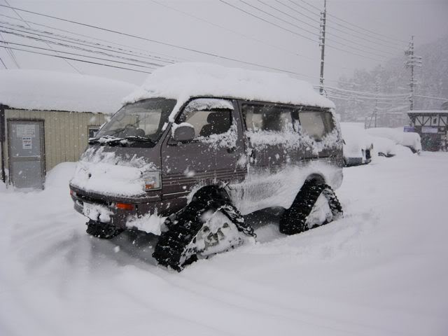 Supercustom with snow-tracks. This rocks. Hiace_Tracked1