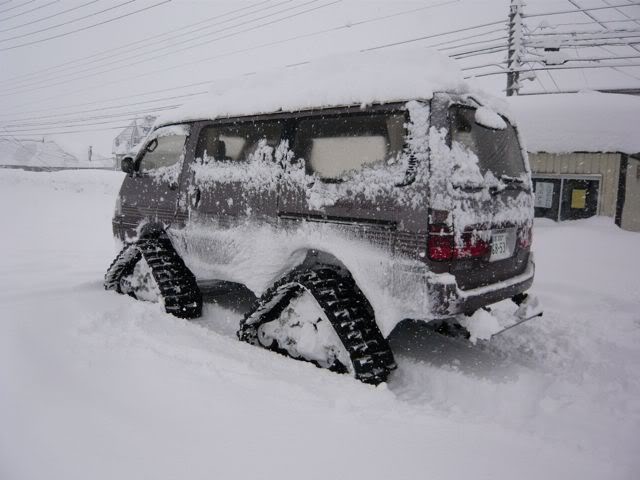 Supercustom with snow-tracks. This rocks. Hiace_Tracked3