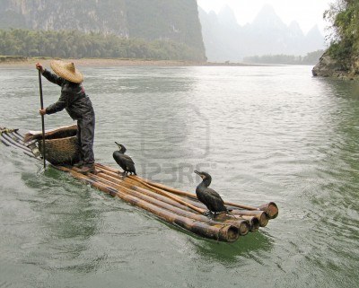 mudmen o figurilla de acento 5408457-pescador-chino-tipico-rafting-por-el-rio-li-de-guilin-china-con-su-cormoranes_zpsb1c6165c