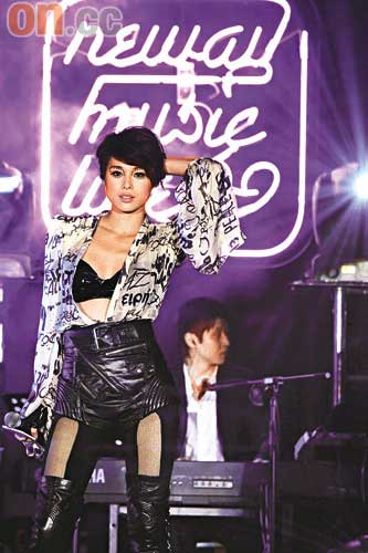 Myolie Wu phát hành phiên bản thứ hai cho album mới của cô mà đến với các buổi hòa nhạc DVD 1-1