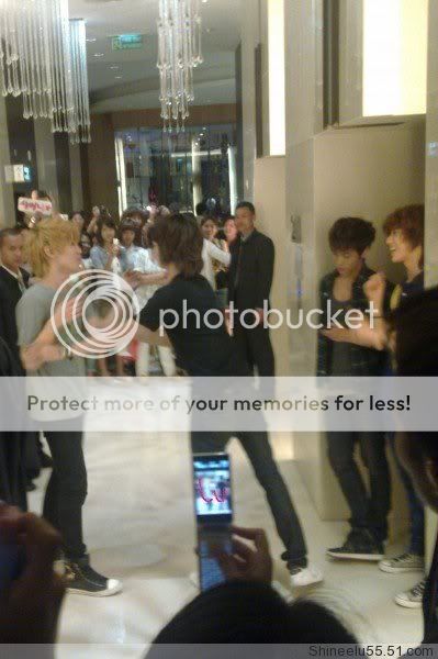 090916 SHINee Esperando en el hotel en Thailandia n_n 43cd4132102e060ee899c37