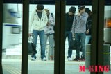 090914  SHINee en el aeropuerto (para japon) Th_shinee37