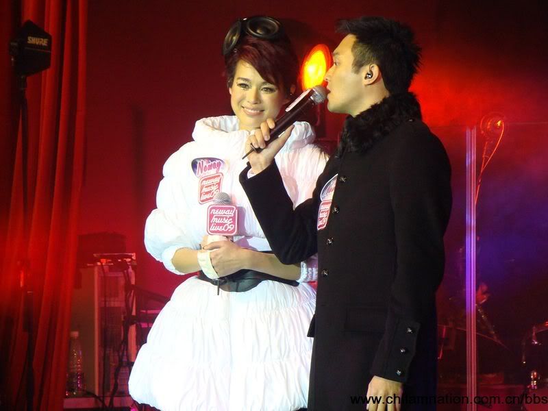 [13-12-2009] Guest for Myolie Wu's Mini concert : HK Myolie03