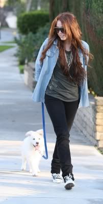 Miley Cyrus - Page 14 Normal_45287_Preppie_-_Miley_Cyrus_walking_her_dog_in_Toluca_Lake_-_Jan__27_2010_2156_122_457lo