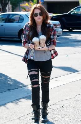 Miley Cyrus - Page 14 Normal_67076_Preppie_-_Miley_Cyrus_out_and_about_in_Toluca_Lake_-_Jan__23_2010_435_122_799lo