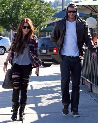 Miley Cyrus - Page 14 Normal_67201_Preppie_-_Miley_Cyrus_out_and_about_in_Toluca_Lake_-_Jan__23_2010_6107_122_460lo