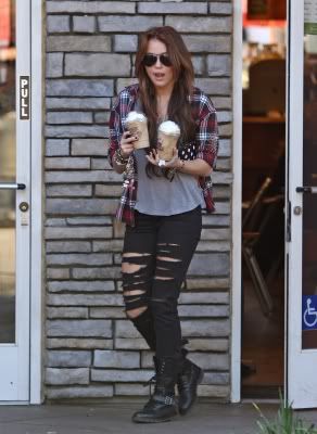 Miley Cyrus - Page 14 Normal_67293_Preppie_-_Miley_Cyrus_out_and_about_in_Toluca_Lake_-_Jan__23_2010_7171_122_243lo