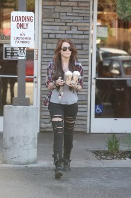 Miley Cyrus - Page 14 Normal_98547_Preppie_-_Miley_Cyrus_out_and_about_in_Toluca_Lake_-_Jan__23_2010_5679_122_225lo