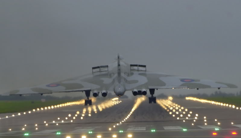 XH558 returning to Brize on the 30/08/09 DSC_1199-1