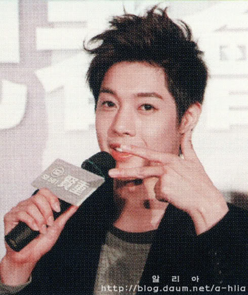 [scans] SS501 Kim Hyun Joong algunas revistas chinas 明報 (Ming Pao)/K-Stars/7-Watch HQ scans HJL_K-star012