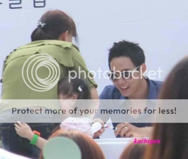 FOTOS "Firma de Autografos de Ottogi" - Yoochun (07/06/2012) parte 3 Au1dAXnCEAANnrp