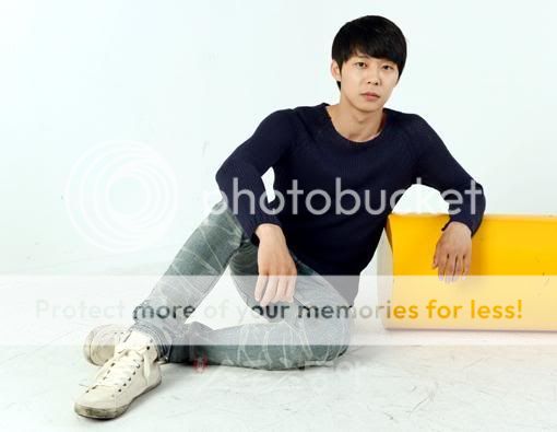 Park Yoochun: "Han pasado 4 años desde que tuve una relación" (05/06/2012) Park_yoochun_sat_on_floor