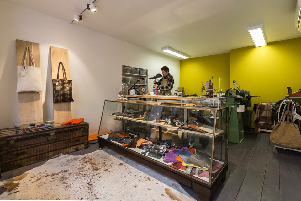 L'Atelier du Croco de Bertrand Vignes au Cours Saleya à Nice (06) 4AA44D10-2B2A-4BF3-82C2-B45785867181_zpstziyhhjg