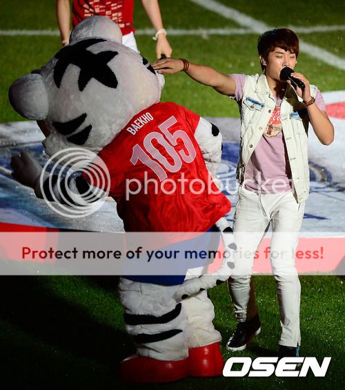 [14.07.12] [PICS] Performance des 2PM lors du match amical entre la Corée du Sud et la Nouvelle-Zélande (football) Tumblr_m75fer7MUY1qc01goo1_500