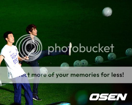 [14.07.12] [PICS] Performance des 2PM lors du match amical entre la Corée du Sud et la Nouvelle-Zélande (football) Tumblr_m75gk6FH6N1qclgfio1_1280