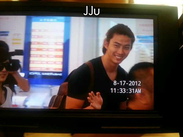 [17.08.12] PICS 2PM à l'aéroport au Japon Tumblr_m8vublOm9C1rbdfiyo1_1280