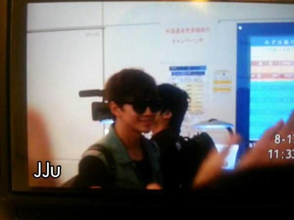 [17.08.12] PICS 2PM à l'aéroport au Japon Tumblr_m8vueaMGfV1rbdfiyo1_1280