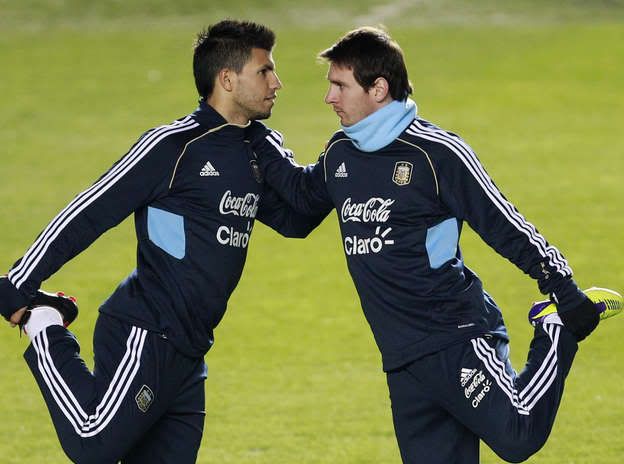 Se dieron a conocer los 32 candidatos al mejor jugador del año Messi-Aguero-juntos-Seleccion_OLEIMA20120716_0128_25