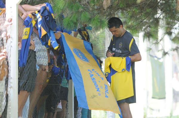 BOCA Banderas de 10 Riquelme-firma-camisetas-banderas-repetira_OLEIMA20120708_0170_15