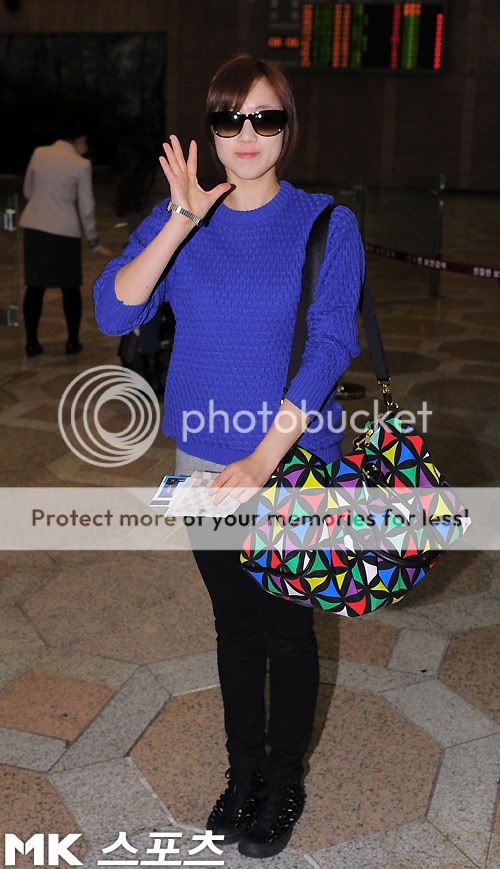 [22.04.2012][pics] Eunjung @ Gimpo airport B17eca8065380cd7e58f624fa144ad34588281fb