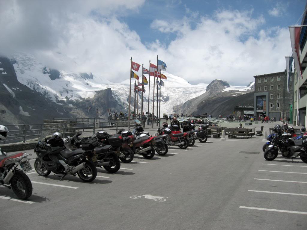 MotoAναμνηση Εξωτερικου Νο 9 -2007 και ποσα passo των Αλπεων μπορουμε να κανουμε σε 2 εβδομαδεs? _motorcycle_parking_grossglockner_austria