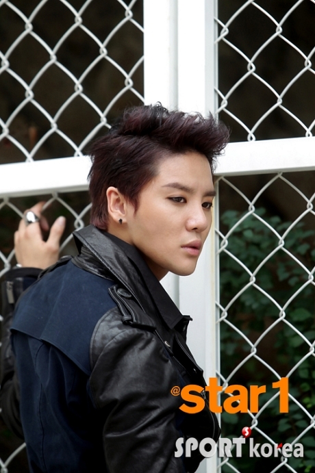 [19.09.12] [News] Kim Junsu: "Tôi ốm nhưng vẫn giả vờ khỏe chỉ để chơi bóng với Park Jisung" 201209191418421562_zpsffbda377