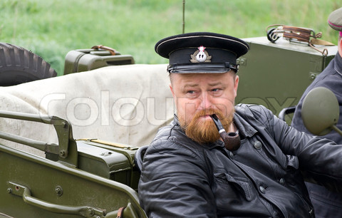 Pipas en guerra. - Página 5 5895831-597480-kiev-ukraine-may-13-members-of-red-star-history-club-portrait-of-the-naval-officer-of-the-soviet-army-with-a-_zpsfd1fc962