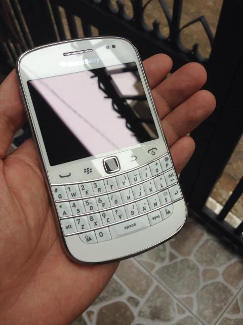 [Đặt Hàng] Blackberry 9900 ROGER nguyên zin Đen + BB 9900 TELUS Trắng Abea510631ab6165e5618a730143c74a367b5fd7041e3c179745e797d2344158_zpsb56870a1