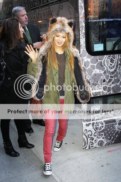 [CAPS] 2012.01.31 "Late Show with David Letterman" - SNSD camino al estudio y durante su presentación 403688_230014873753638_192224167532709_524261_2060790687_n