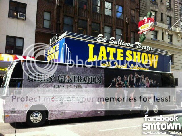 [CAPS] 2012.01.31 "Late Show with David Letterman" - SNSD camino al estudio y durante su presentación 418371_230013807087078_192224167532709_524237_1493880655_n