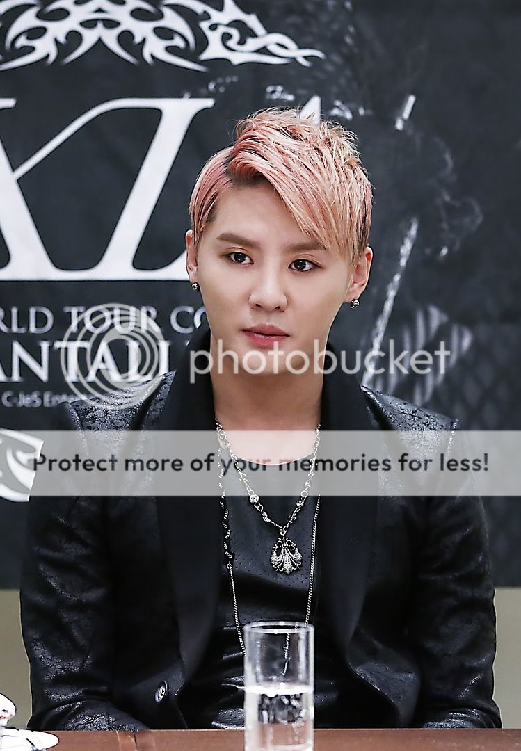 [30.11.12][Pics] Xia Junsu - Press Conference in Germany  Image_readtop_2012_793520_1354230691787822