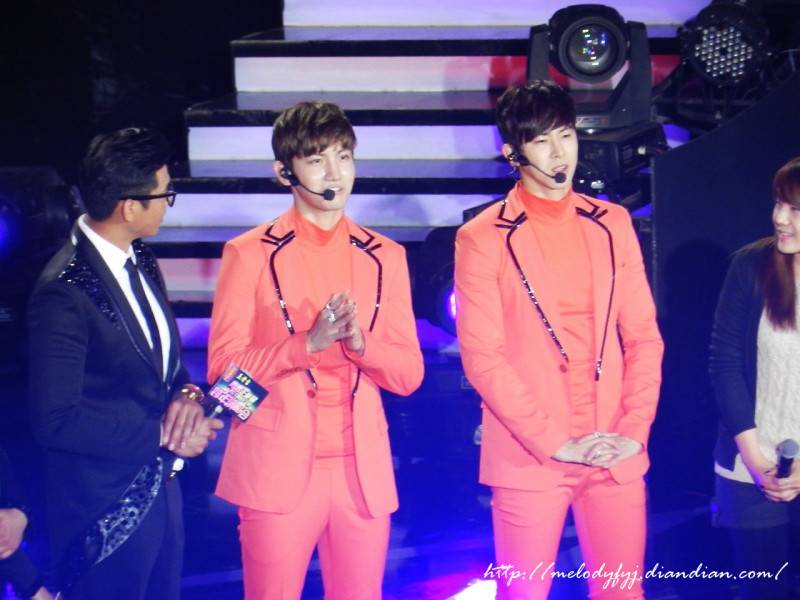 [22.12.12][Pics] TVXQ - Sichuan TV New Year's Eve Concert 0108FA1328384F35525A4794E29FE4DD65D67A3AB3C1D_800_600