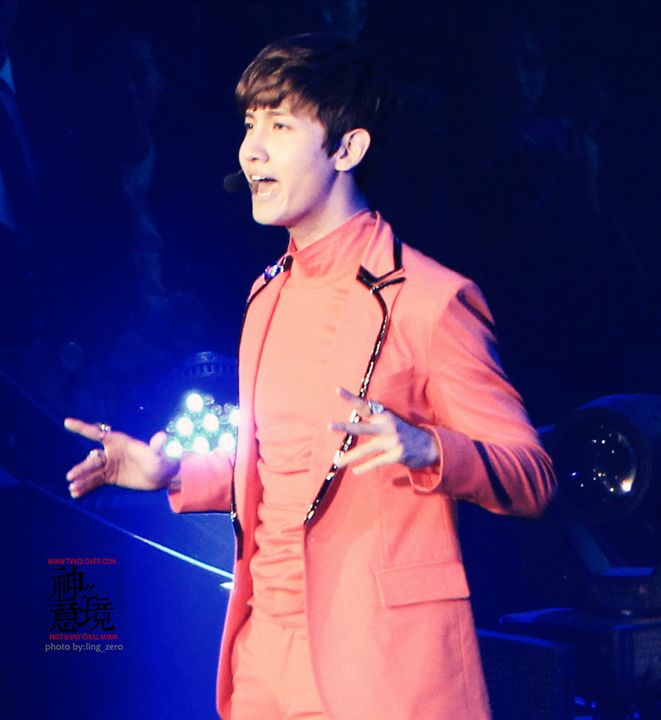 [22.12.12][Pics] Changmin - Sichuan TV New Year's Eve Concert 10-8