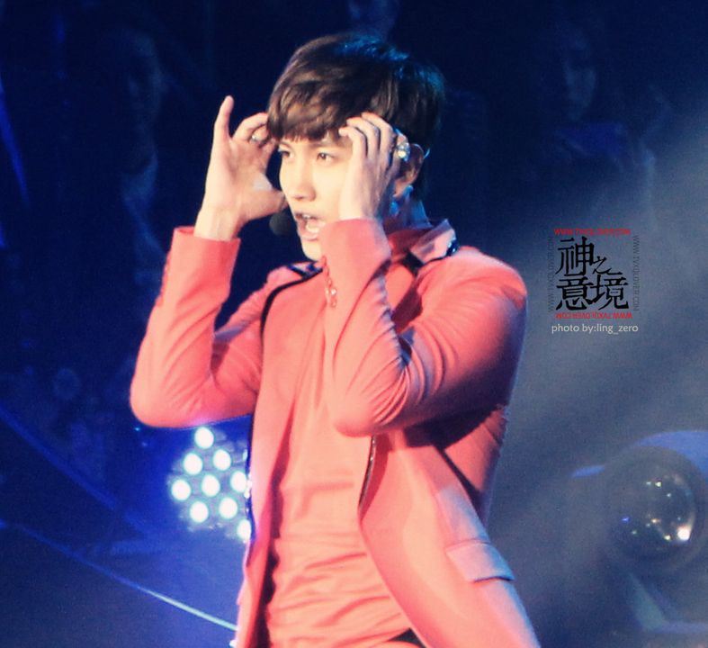 [22.12.12][Pics] Changmin - Sichuan TV New Year's Eve Concert 2-9