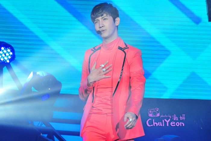 [22.12.12][Pics] Changmin - Sichuan TV New Year's Eve Concert 572edd33c895d1434af43df473f0820258af07f4