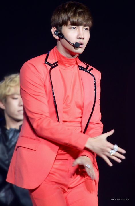 [22.12.12][Pics] Changmin - Sichuan TV New Year's Eve Concert 6597306161656250476