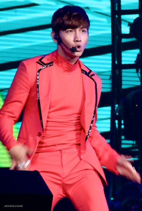 [22.12.12][Pics] Changmin - Sichuan TV New Year's Eve Concert 6598233049958746212