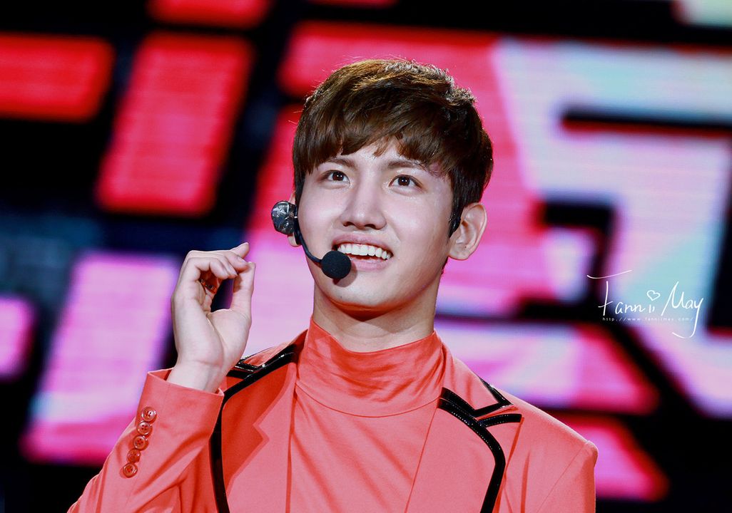 [22.12.12][Pics] Changmin - Sichuan TV New Year's Eve Concert 65985628201212242032452845659707434_001