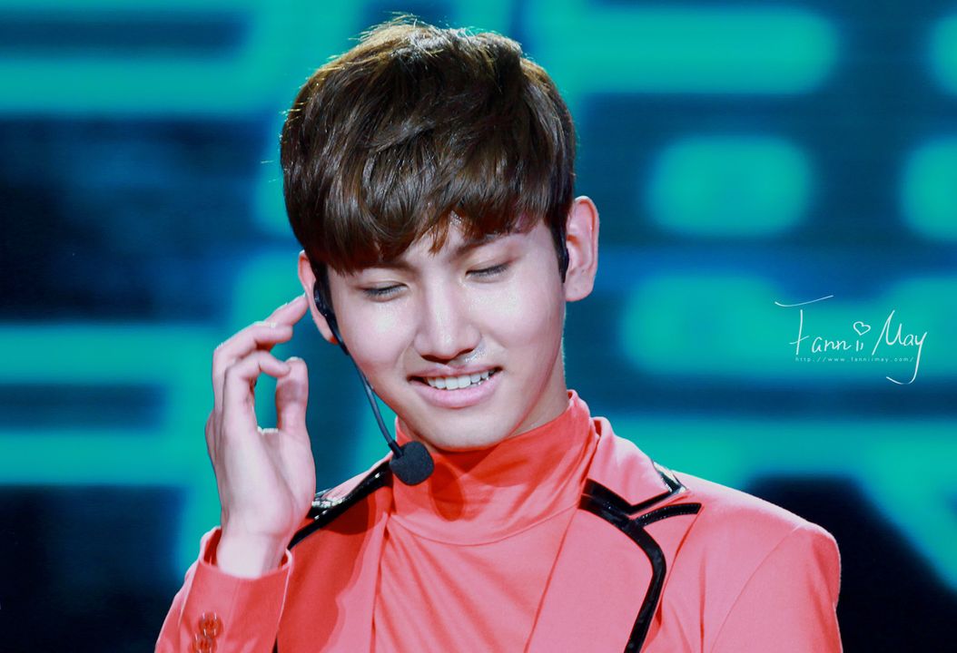 [22.12.12][Pics] Changmin - Sichuan TV New Year's Eve Concert 65985628201212242032452845659707434_002