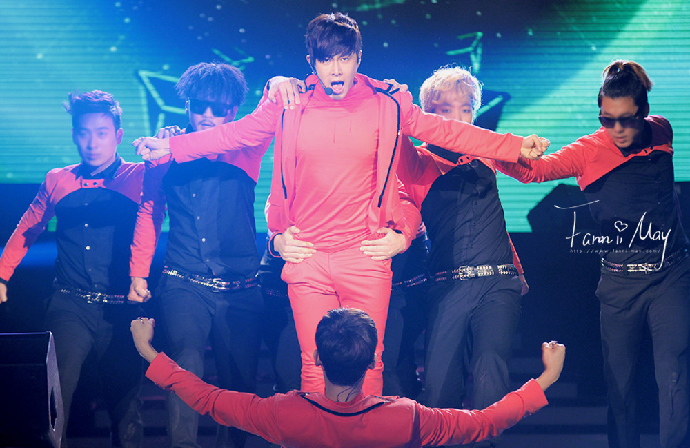 [22.12.12][Pics] Yunho - Sichuan TV New Year's Eve Concert 65985628201212251001472362968331412_000