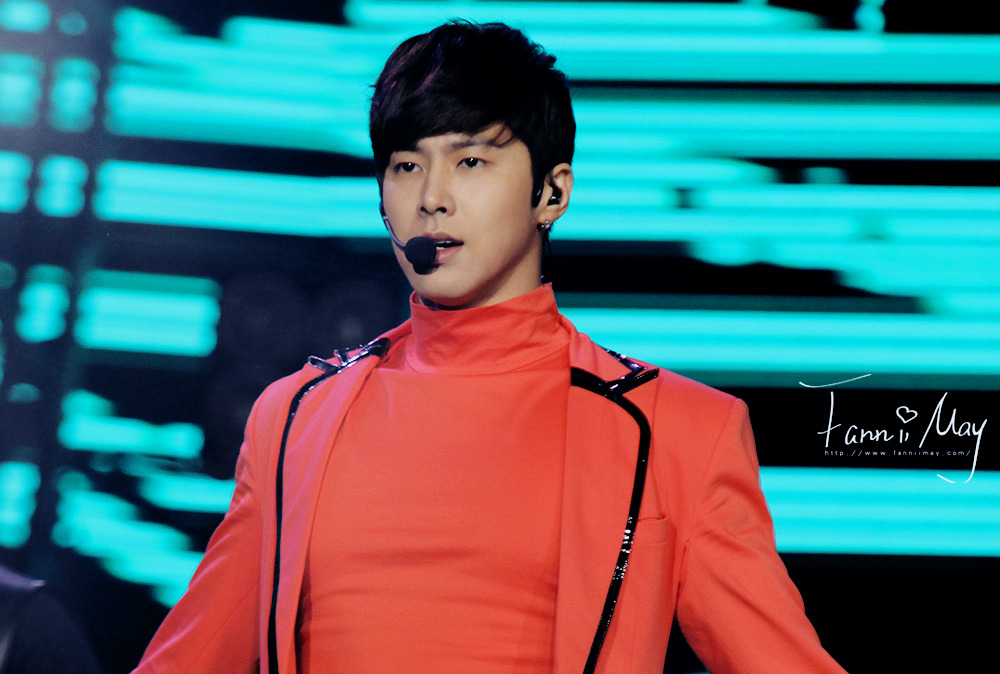 [22.12.12][Pics] Yunho - Sichuan TV New Year's Eve Concert 65985628201212251001472362968331412_004