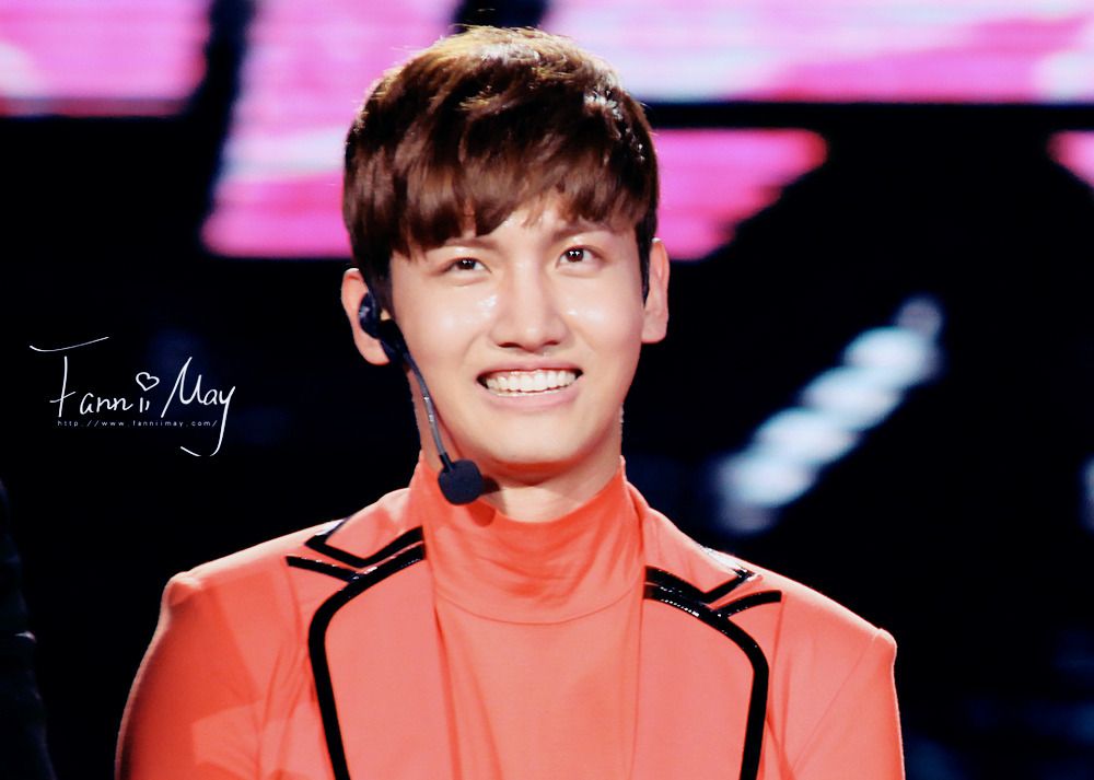 [22.12.12][Pics] Changmin - Sichuan TV New Year's Eve Concert 65985628201212251001472362968331412_009