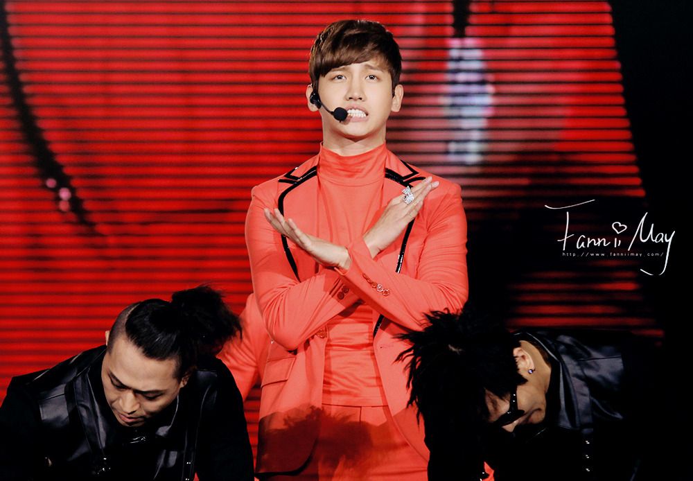 [22.12.12][Pics] Changmin - Sichuan TV New Year's Eve Concert 65985628201212251001472362968331412_012