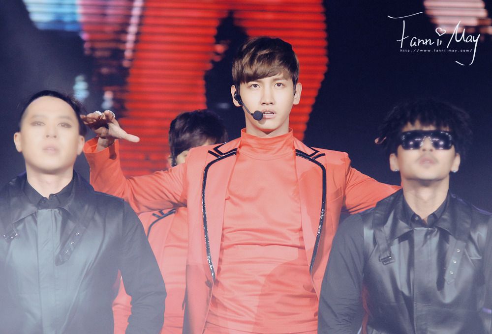 [22.12.12][Pics] Changmin - Sichuan TV New Year's Eve Concert 65985628201212251001472362968331412_013