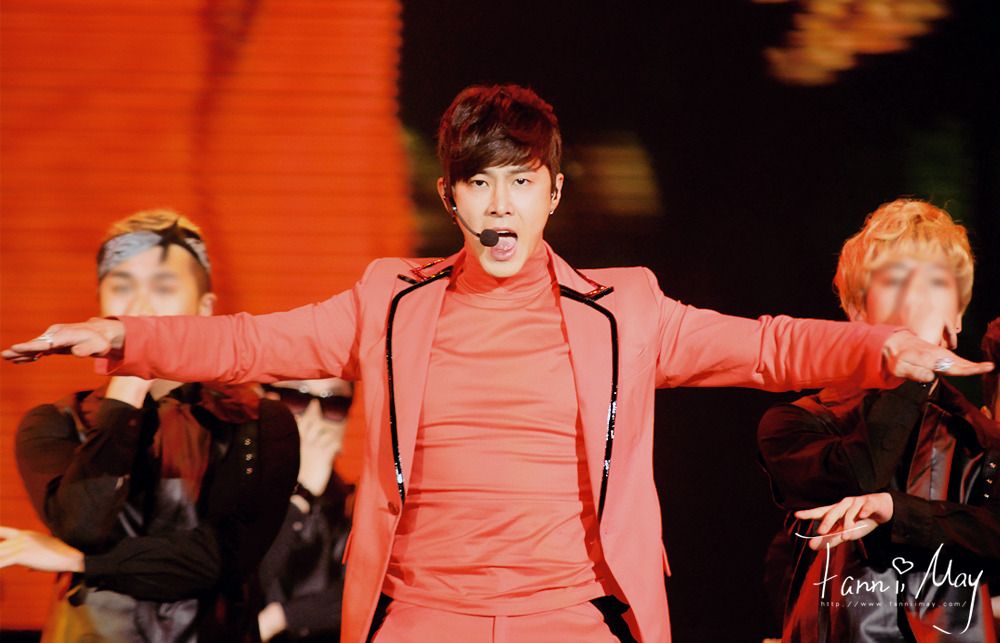 [22.12.12][Pics] Yunho - Sichuan TV New Year's Eve Concert 65985628201212251001472362968331412_017