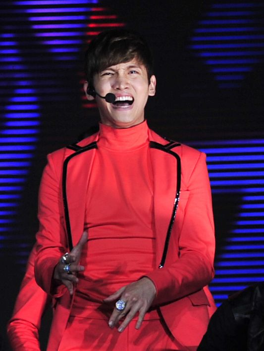 [22.12.12][Pics] Changmin - Sichuan TV New Year's Eve Concert 6cd76513jw1e03negkbi2j